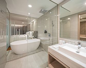 Platinum Hotel Tunjungan Surabaya - Surabaya - Bad