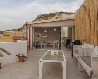 Villa Iro Stylish apartment right on the beach of Matala - Matala - Balkon
