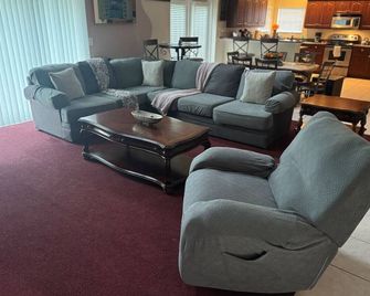 Beautiful Pool Home near the I95 Exit 284 - Palm Coast - Lounge