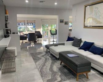 Minutes to Downtown, Las Olas shopping & beach. Private dock with ocean access. - Fort Lauderdale - Oturma odası