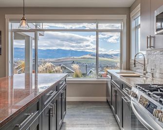 Luxury 2 bed suite just 4 minutes to downtown! - Vernon - Cucina