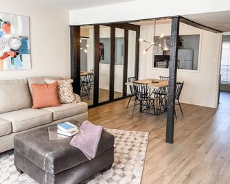 Cute Condo South of Centenary - Shreveport - Living room