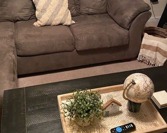 2 Bedroom 2 1/2 bath Townhome close to base. - Jacksonville - Living room