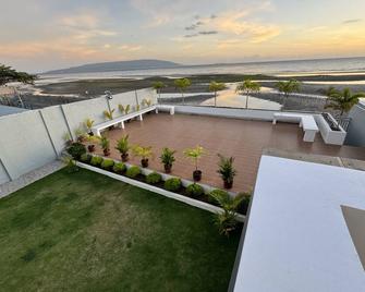 Modern 2-story beach house retreat with amazing view and privacy. - Sibulan - Parveke