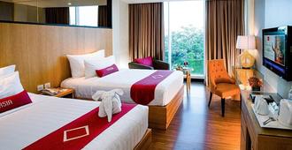 Emersia Hotel & Resort - Bandar Lampung - Yatak Odası