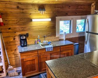 Cozy Adirondack cottage with Beach access on scenic Raquette Lake, NY. - Raquette Lake - Kitchen