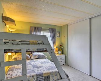Walk to Beach! The Little Orcas Moclips Cottage - Moclips - Bedroom