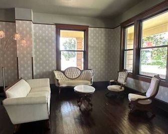 The Native Suite w/ Private Full Bath - Mount Pleasant - Lounge