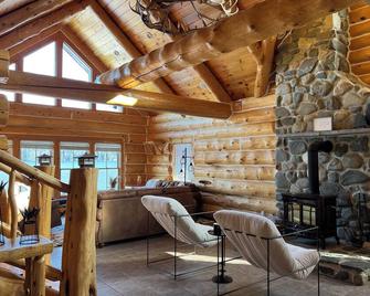 Lake House - Modern Log Cabin. Private location on the lake for 8 Guests! - Barton - Sala de estar