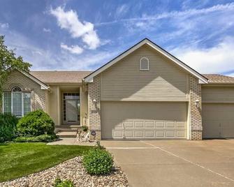 West Omaha 4 Br 3000 Sq. Ft. Ranch Perfect For The Entire Family! - Elkhorn - Building
