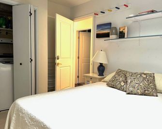 Home Away from Home on the water with private dock - Pateros - Bedroom