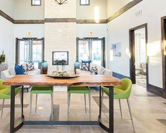 Landing | Incredible 1bd, Pool, Clubhouse - Manor
