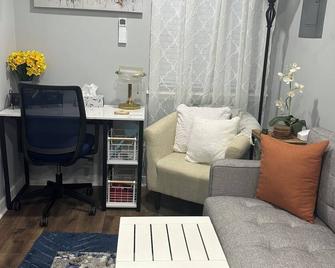 Cozy 1-bedroom villa with WiFi, AC in charming Goose Creek - Goose Creek - Living room
