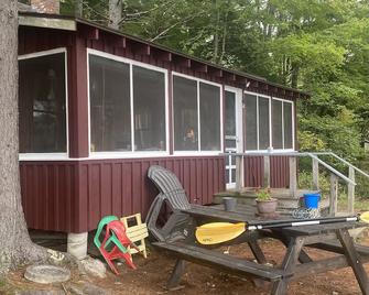 Charming Waterfront Cabin with Mountain View and Private Beach Access! - Bridgton - Patio