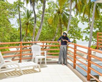 Family & Group Friendly! Maldives Beach Island Bnb - Himmafushi - Balcón