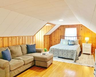 Cozy, Convenient, & Comfortable Retreat w/ Firepit, Hammock, Ping Pong, & Coffee - Roanoke - Bedroom