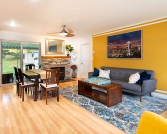 Cozy Charming Rambler ! - Tukwila - Living room