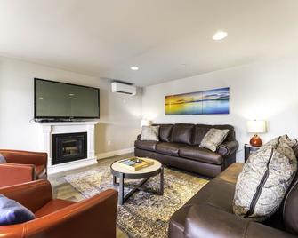 GrandView 100 - Luxury 2 Bedroom Waterfront condo - Chelan - Vardagsrum