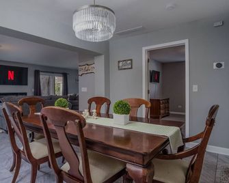 Waterfront Vacation Rental on Fox River | Walk to Downtown McHenry | 3BR/2BA Home with Private Pier - McHenry - Comedor