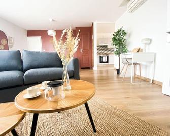 Le Grand 117 - Climatisation - Wifi - Parking proche - Périgueux - Salon