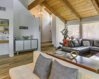 Pet-Friendly Coarsegold Vacation Rental with Deck! - Coarsegold - Living room