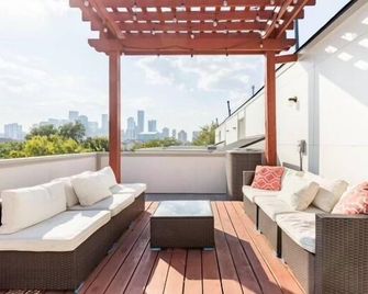 Sophisticated Urban Retreat With Skyline Views 3 Bedroom Home - Houston - Balcony