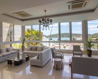 Maravilhosa Mansão em Frente à Praia da Ferradura Por Luxury Rentals - Búzios - Lounge