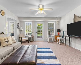 Waterfront King Bed Dock SUP Kayak Firepit Porch - for up to 6 - Reedville - Sala de estar