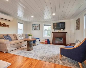 Half-Pint Farmhouse in Historic Downtown McMinnville - McMinnville - Living room