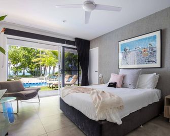 Tenterfield Beachfront Luxury 4 Bedroom Holiday Home - Oak Beach