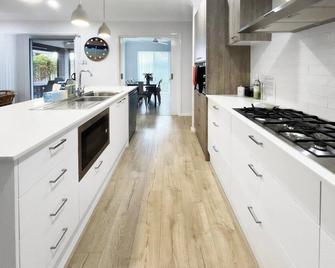 Waiheke Marina Getaway - Shellharbour - Kitchen