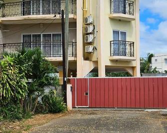 Captivating 3-Bed Apartment In Flic En Flac - Flic en Flac - Edificio