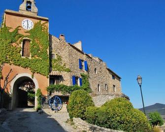 Tastefully decorated gîte with airco and heated pool - Faucon - Edificio