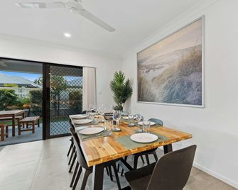 Trinity Oasis Spa Bbq Family Retreat - קיירנס - חדר אוכל