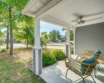 Charming Oak Island Beach House w/ Fire Pit & Yard - Oak Island - Patio