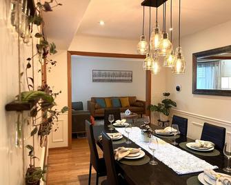 Cozy 3 bdr Retreat in a Prime location - Streamwood - Restaurant