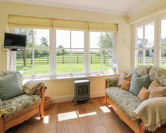 RUNGLEE, pet friendly, country holiday cottage, with a garden in Duns - Duns - Sala de estar