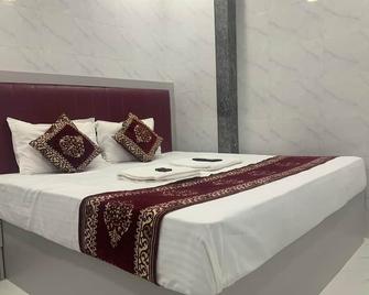 Hotel Sai Plaza, Chembur Mumbai - Mumbai - Bedroom
