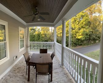 New Two Story House with Two Decks & Screened in Patio near Charming Downtown - Murfreesboro - Balcony