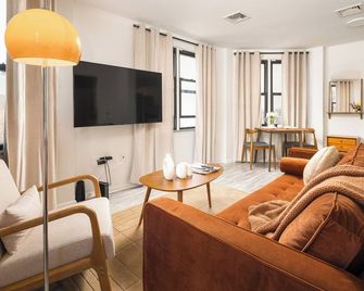 Beautiful Modern Downtown Brooklyn Studio w/Elevator - ברוקלין - סלון