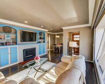 3BD Downtown Modern Home w Hot Tub & Grill - Colorado Springs - Sala de estar