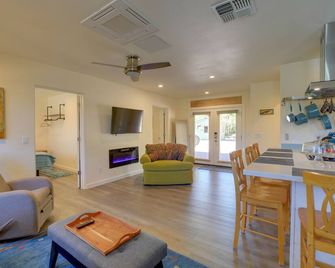 Old Town Cottonwood Cottage w/ Yard, Pets Welcome - Cottonwood - Living room