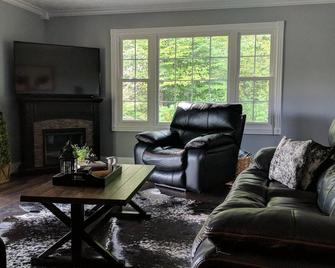 Secluded Creekside farmhouse - Science Hill - Living room