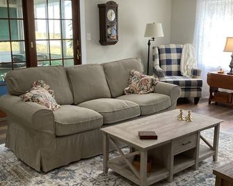 Rustic and private farmhouse close to Lackawanna State Park, near Elk Mtn Ski - Dalton - Living room