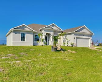 6 Mi to Sirenia Vista Cape Coral Retreat with Grill - Cape Coral - Gebäude