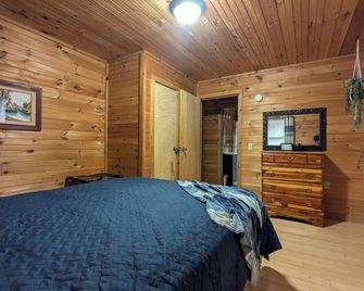 Cozy Cottage-Devil's Bathtub/Nat Tunnel-Secluded, WiFi, Fireplace, Whirlpool Tub - Duffield - Habitación