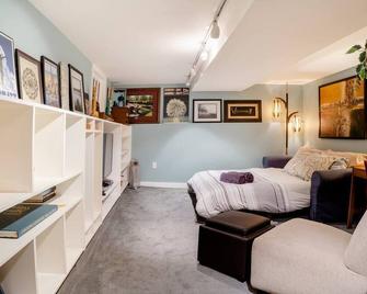 No Car Needed! Cozy Beacon Hill Apt By Light Rail, Stadiums, Downtown - Seattle - Bedroom