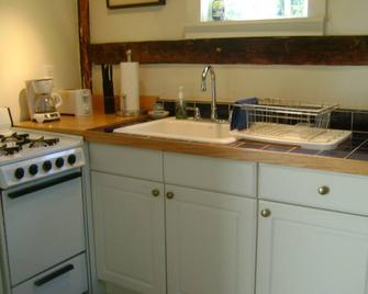 Charming Woodstock Teahouse Cottage by the Sawkill Creek trout stream - Woodstock - Kitchen