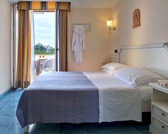 هوتل سان جيوفاني تيرمي - إيشيا - غرفة نوم