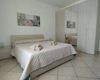 Serao House, 2 piano in centro - Mondragone - Camera da letto